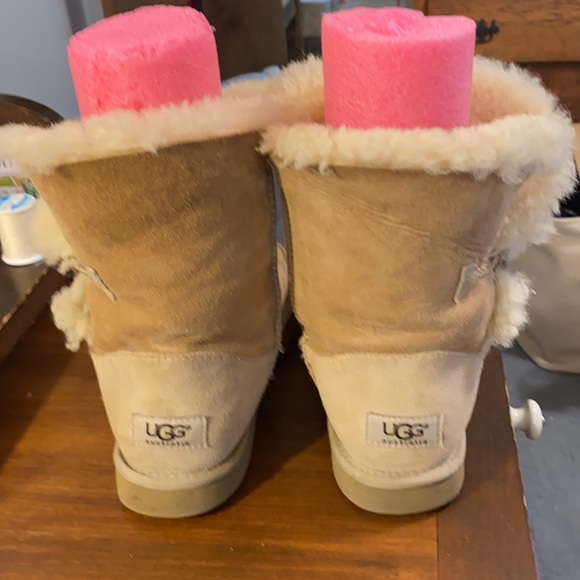 🧡🖤❤️One Button Bailey Ugg’s❤️🖤🧡 - Picture 2 of 9